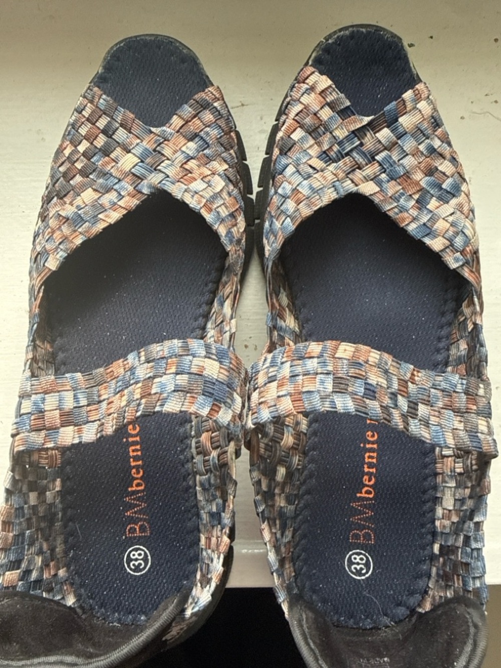 bernie mev. Woven Slip-On Mules in Blue and Tan Multiweave